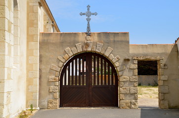 Portillon d'église en pierres