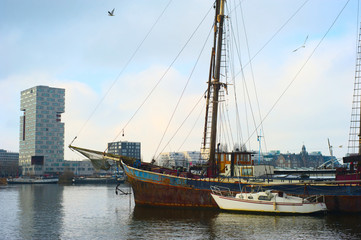 Fototapeta na wymiar Rusty ship in Amsterdam harbor