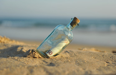 Billete de 50 euros en una botella encontrada en la playa