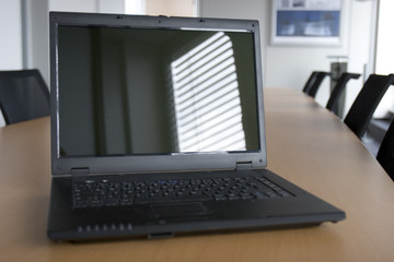 Laptop in einem Besprechungszimmer