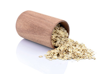 Płatki owsiane z drewnianym kubkiem © CUKMEN