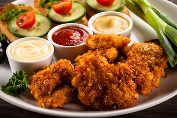 Grilled chicken nuggets and vegetables