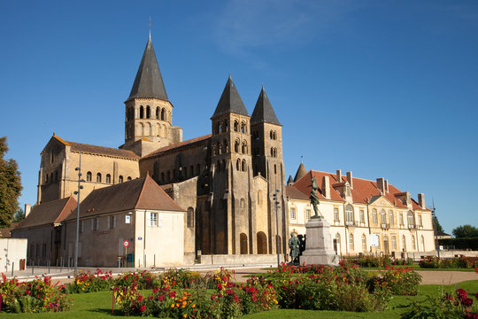 Paray le Monial et son immense basilique