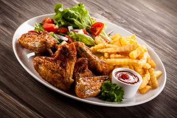Grilled chicken nuggets, chips and vegetables