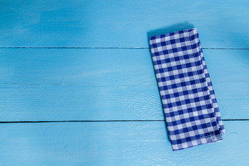 Geschirrtuch blau auf blauen Holzhintergrund