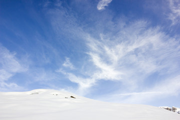 Paesaggio di montagna con neve