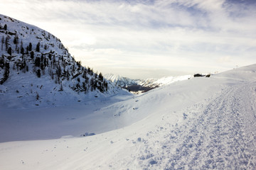 Fototapeta na wymiar Panorama di montagna con pista da sci