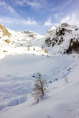 Fototapeta na wymiar Paesaggio di montagna con neve