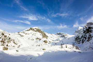 Fototapeta na wymiar Panorama di montagna con neve