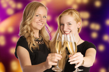 Freundinnen beim Zuprosten