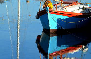 Fototapeta na wymiar le bateau se reflète dans le port