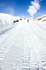 Fototapeta na wymiar Ragazzo ciaspola su pista di neve