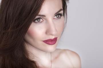 Fototapeta premium piękny model dziewczyny zbliżenie twarzy na białym tle