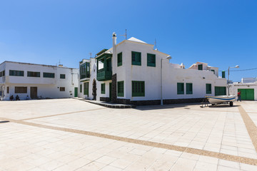 Fototapeta na wymiar Fischerdorf mit weissen Häuser, Caleta, Lanzarote