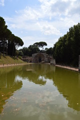 Fototapeta na wymiar rovine romane di villa adriana italia