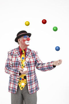 Clown jongliert