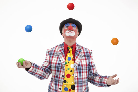 Clown jongliert
