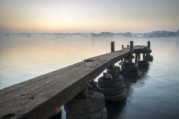 drewniany pomost nad rzeką o poranku © Mike Mareen