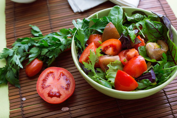 Green salad with tonatoes