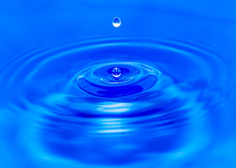 Naklejka na ściany i meble water droplets falling in blue water