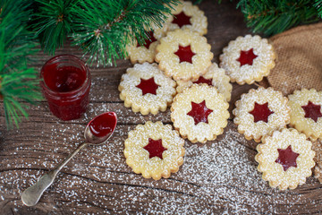 Linzer Kekse auf einem Holztisch