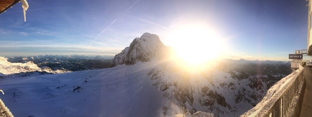 Winter: Sonne überm Gipfel