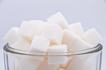 Сахар рафинад на белом фоне