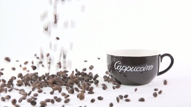 Cappucino-Tasse und Kaffeebohnen