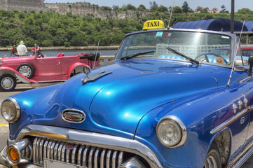 Fototapeta na wymiar Blue taxi in Havana, Cuba