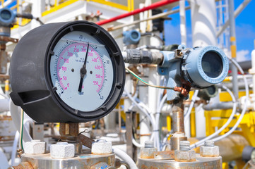 Pressure gauge for measuring pressure in the system