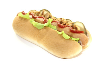 Hot dog mit Ketchup, Salat und Röstzwiebeln