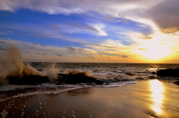 ressac de la mer sur les rochers