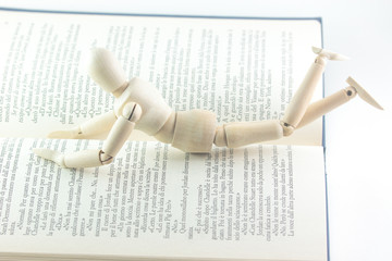 L'uomo di legno legge