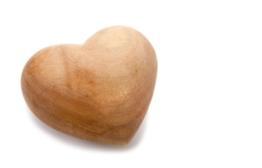 coeur en bois sur fond blanc