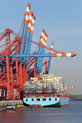 8400-TEU-Containerschiff am Kai