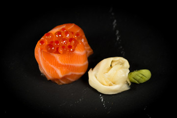 sushi di salmone