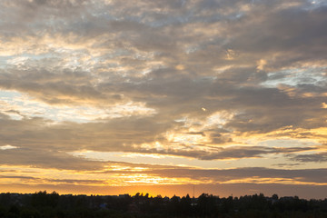 Закатное небо над деревней