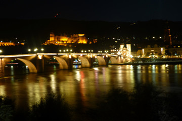 Fototapeta premium Alte Brücke in Heidelberg bei Nacht