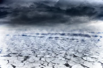 Photo sur Plexiglas Arctique Paysage marin d& 39 hiver avec des nuages sombres sur la mer gelée.