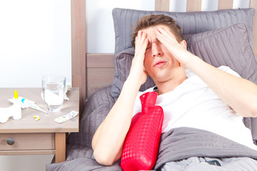 mann mit grippe im bett