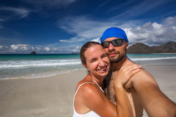 Obraz premium Man and woman have fun at the beach of island in Indian ocean