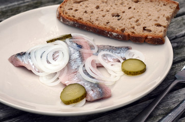 Matjes mit Zwiebeln