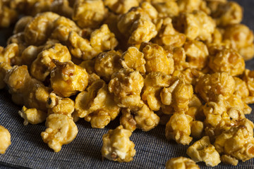 Homemade Crunchy Caramel Popcorn