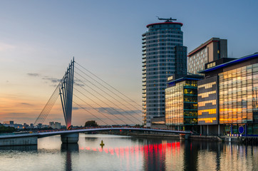 Obraz premium Pedestrian Bridge at Sunset