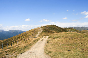 Fototapeta na wymiar Panorama Appennino Bolognese e Toscana Sentiero di montagna percorso di vita con coraggio e costanza