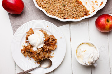 apple crumble with ice cream