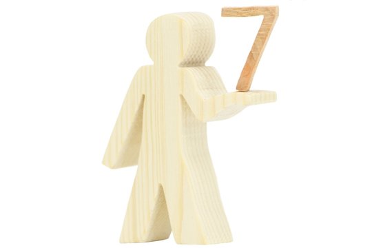 Holz Figur mit Zahl sieben 7 freigestellt