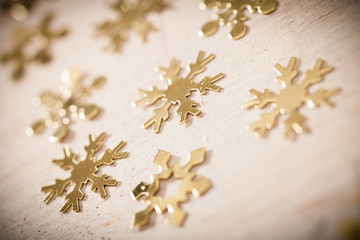 goldene Schneeflocken als Streudekoration