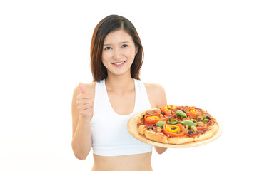 ピザを持つ女性