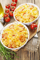 Pasta baked with tomato and cheese